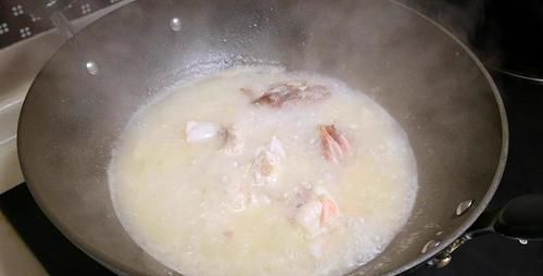 炖鱼汤|秋天,有钱没钱,多吃此鱼,刺少肉多还便宜,炖汤喝营养高又鲜美