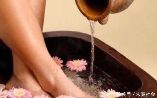 水肿|泡脚时水里撒一把,3天逼出体内湿气,大肚腩不见了,腰也细了!