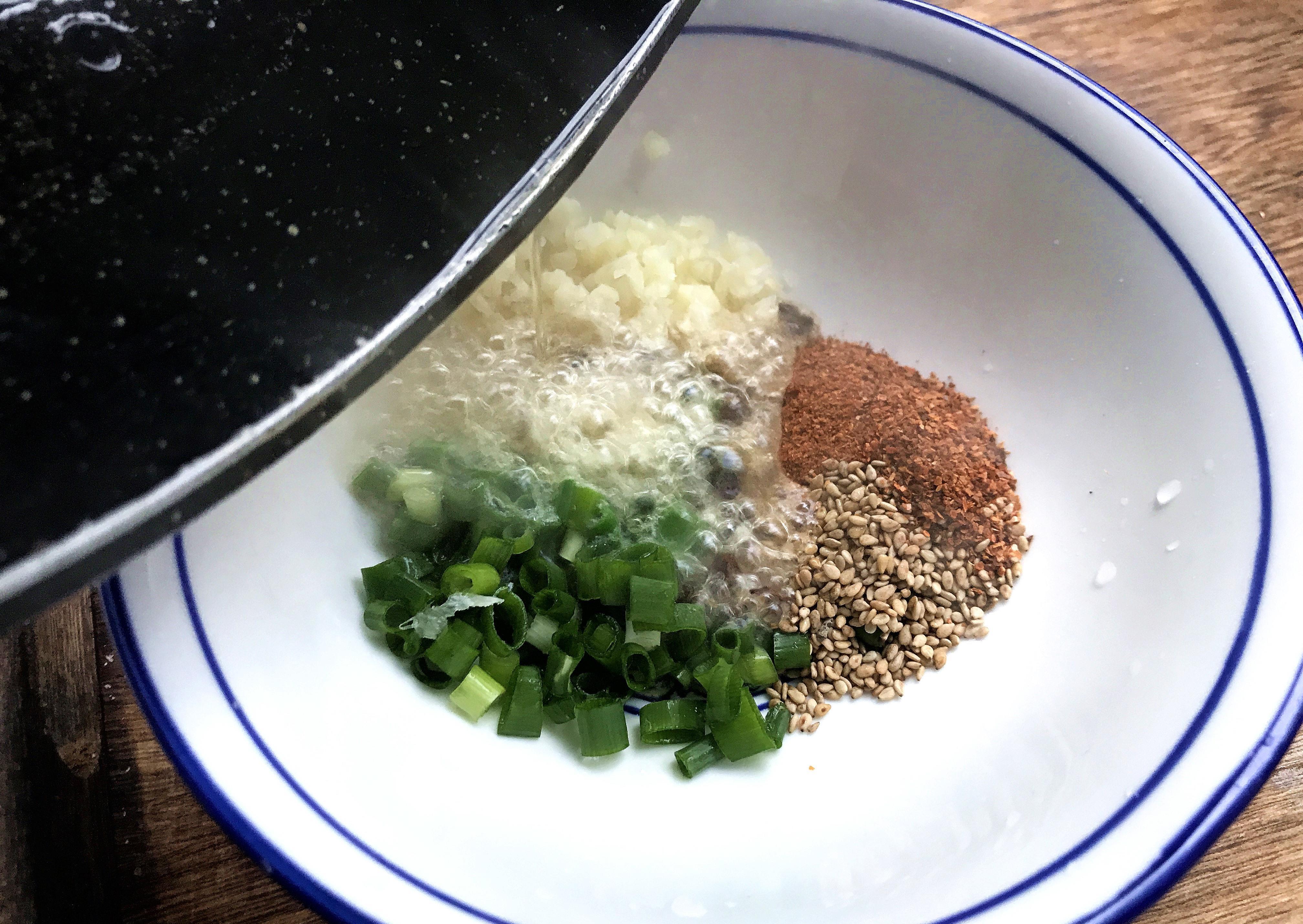 手擀面筋道|一碗面,做法简单滋味十足,几种调料拌一拌,吃着太过瘾了