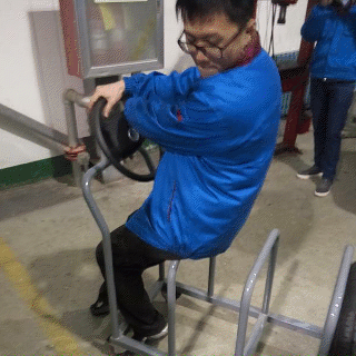 |搞笑GIF趣图:锤子,我也是有想法的,我就想砸那一个