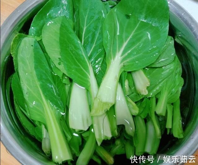 青菜炒蘑菇的家常做法,咸香下饭,比红烧肉还好吃