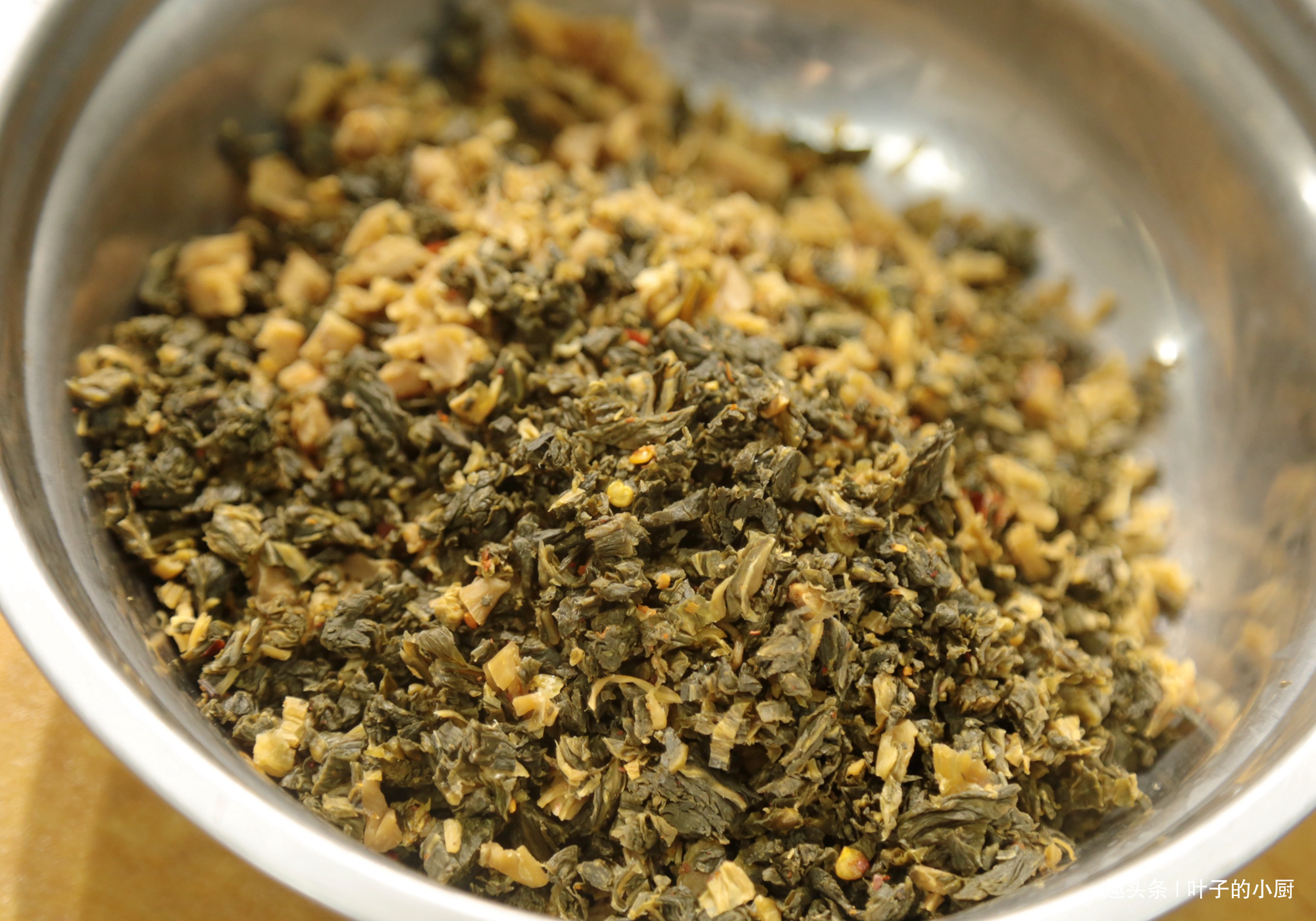 做排骨,很多人都用“传统”方法烧,油多还不香,教您好吃的秘诀