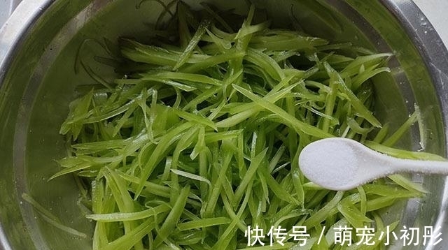 这食材最近吃得多，2元一斤，切丝团成小饼蒸一锅，蘸料吃真不错