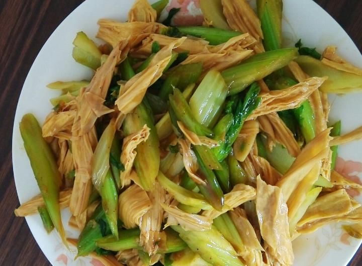 芹菜和此物一起炒，每天来一盘，改善贫血、疏通血管，子宫更健康