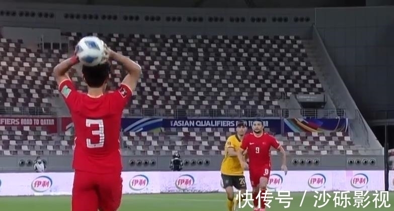 国足|阿兰洛国富被弃用!李铁变阵失败遭质疑,彭伟国:归化了干嘛?