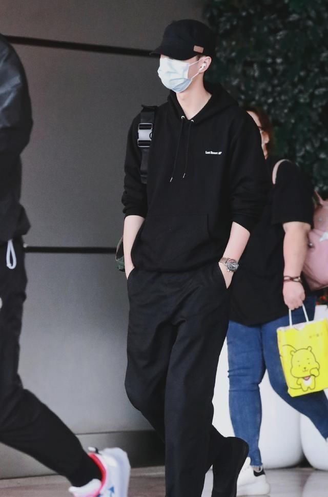 肖戰(zhàn)登|王一博的“引力定律”，亮相造型成亮點(diǎn)，粉絲看到鞋子：好眼熟！