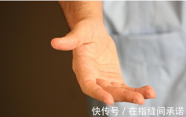 手指|手脚有4个表现,小心血脂已超标,再拖会变心脑血管问题