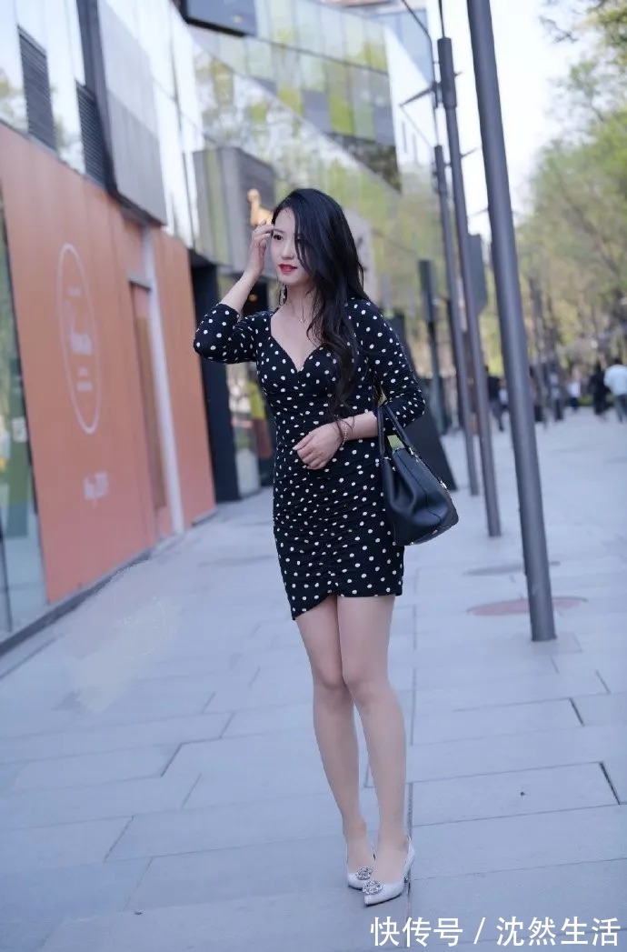 高跟鞋|黑白斑点裙设计个性却很低调，造型设计彰显有内涵