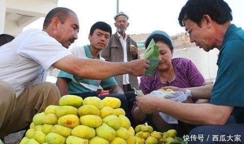 种水果|路边“烂掉”的水果10元3个,越烂越受欢迎,不烂的反而没人要