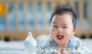 爸爸妈妈|三个月大的宝宝边喝母乳,边用手推妈妈,他想表达什么呢?