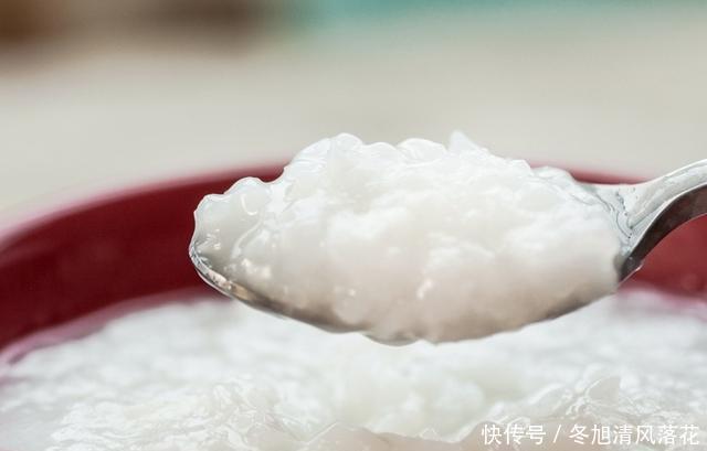 水煮沸|熬稀饭的时候,是水开了放米,还是冷水中放米好喝呢