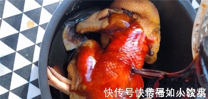电饭锅|一整只鸡丢进电饭锅, 不用一滴水, 做出来鲜嫩多汁, 超级好吃