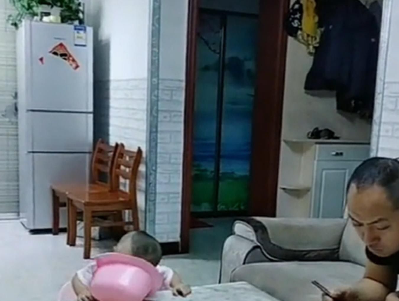 便盆|爸爸给宝宝买了个坐便器,宝宝高兴起来就如此做,爸爸直接笑喷了