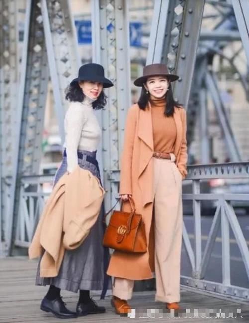 时尚|中年女性大衣如何搭配长裙+打底裤,时尚又保暖,看三木妈妈的搭配效果