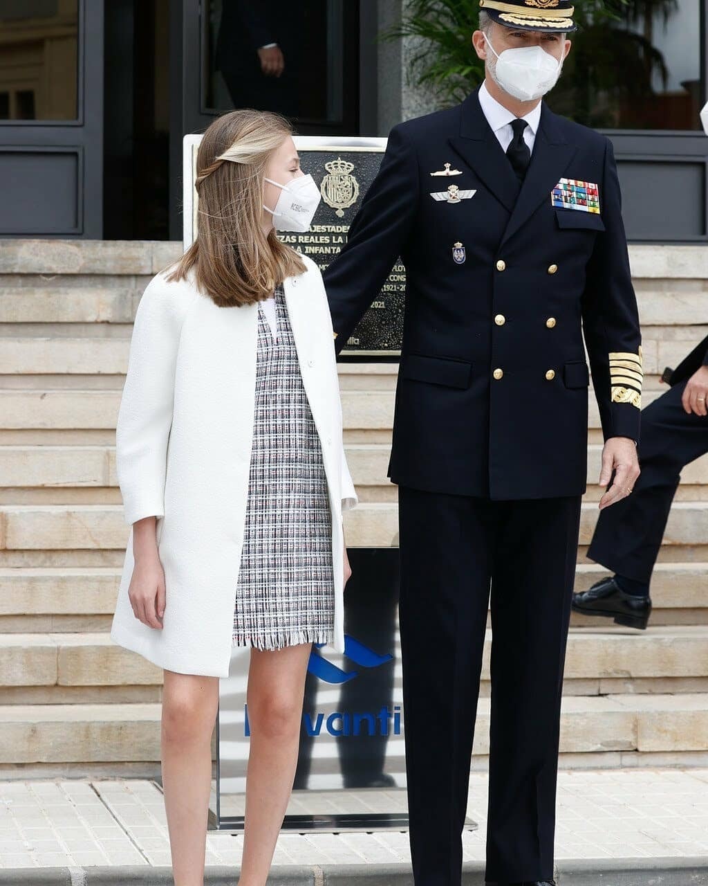 西班牙一家合体,小公主长胖萝卜腿上大块疤抢镜,穿红裙美过姐姐