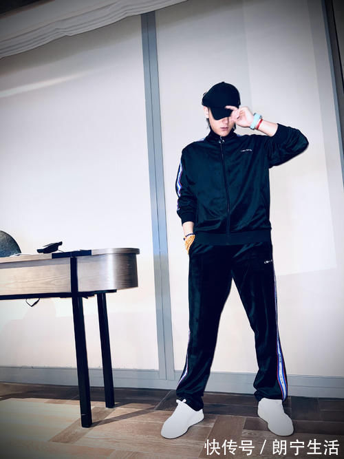 創(chuàng)造營|黃子韜發(fā)動(dòng)態(tài),談娛樂圈現(xiàn)狀,疑似內(nèi)涵青3練習(xí)生素質(zhì)低