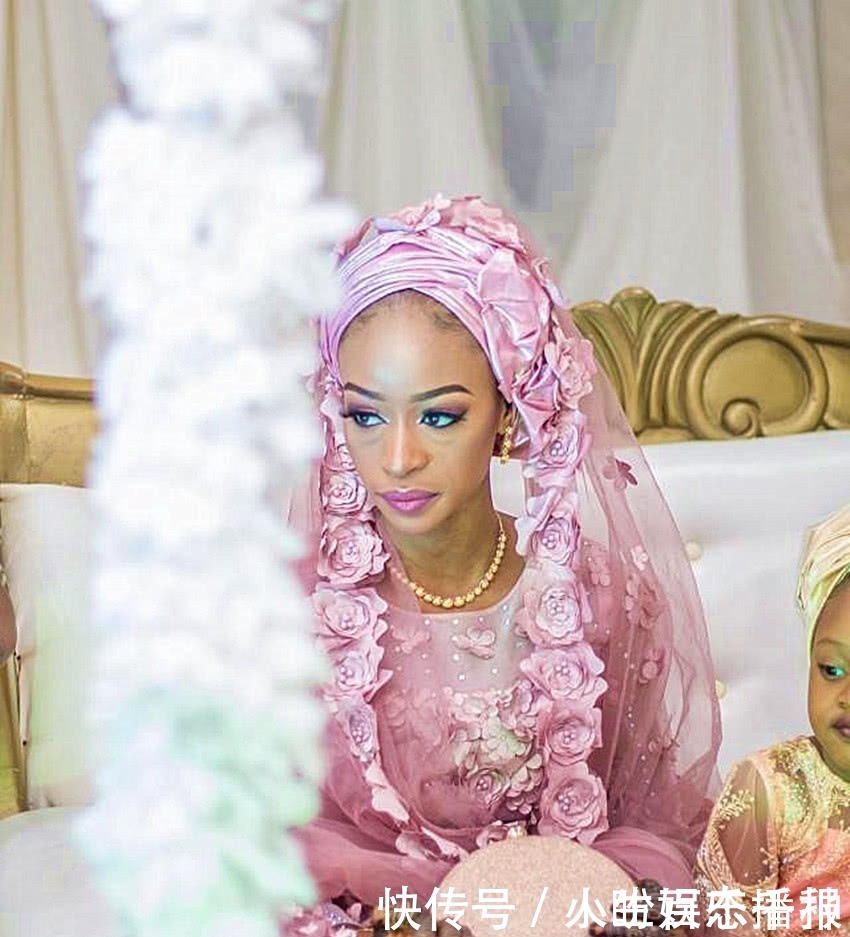 新郎|非洲一对新人婚礼照片走红，新郎乐开花新娘全程不高兴