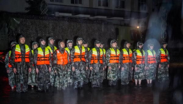 官兵|郑州联勤保障中心某团组织官兵抗洪抢险