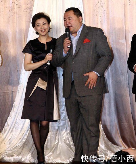 小黑裙|杨澜和富商老公同框，穿小黑裙配丝袜真优雅，依偎着老公一脸幸福