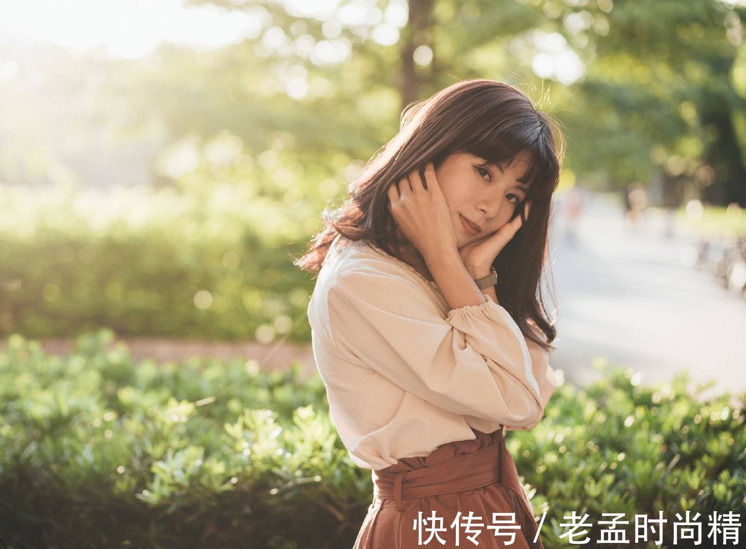 半身裙 雪纺衫设计更加优雅,下搭半身裙,展现出女性优雅文艺的气息