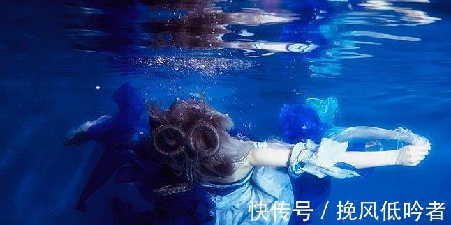 水底|女生水底COS洛天依,竟能睁着眼睛,网友:好难啊,做不到!