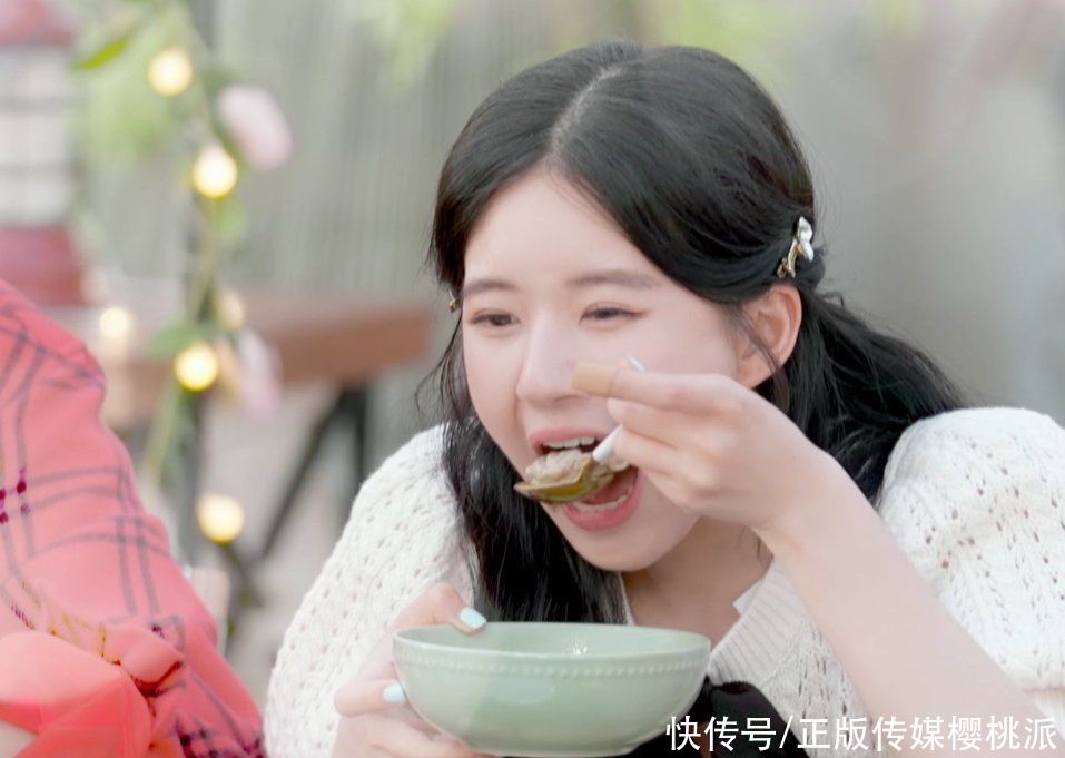 丁禹兮|趙露思大口吃肥肉不怕發(fā)胖，自曝曾吃蒜拍吻戲，害苦了對手男演員