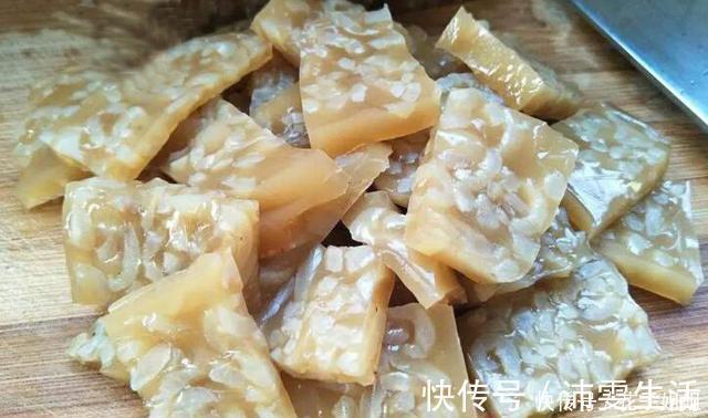 熬猪皮冻时，千万不要直接熬，多做一步，猪皮冻滑嫩筋道无腥味