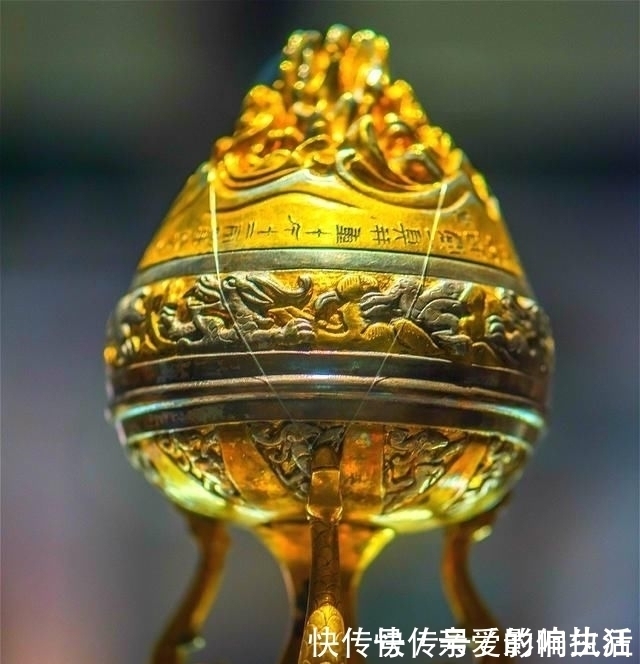 田里挖出一匹金马,发现千年宝藏,他主动上交国家,现成无价之宝