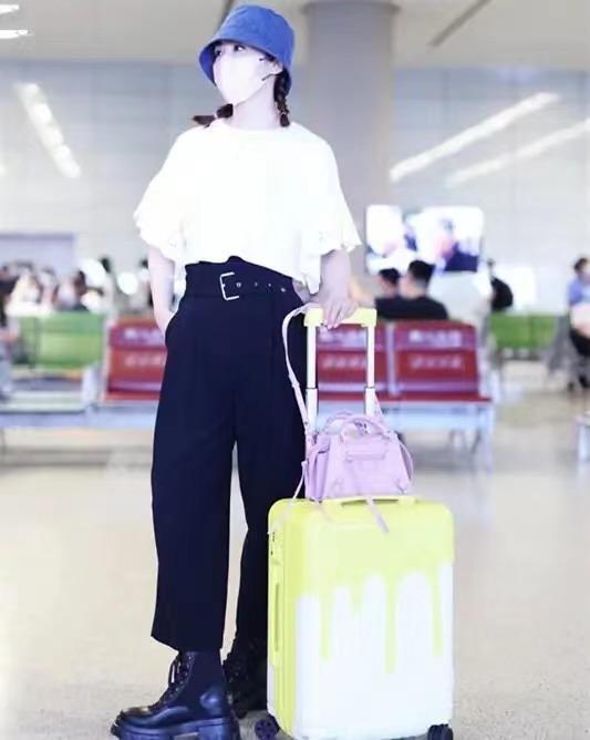 微胖|阿Sa阿娇走机场气质全开！穿白色上衣搭配阔腿裤简约高级，超好看