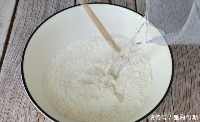 鸡蛋|炸油饼原来这么简单,1碗面粉2颗鸡蛋,柔软不油腻,比油条好吃