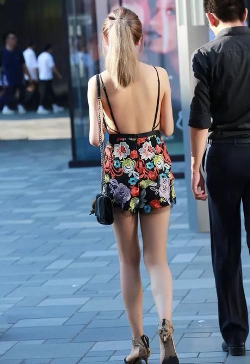 驾驭|路人街拍连体裤小姐姐大秀美背,身材好才能驾驭这种风格