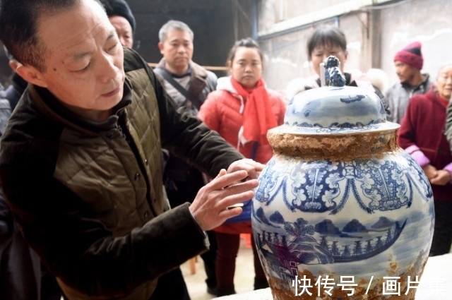 祖坟|给祖先迁坟，坟里没有尸骨，却有一个青花瓷罐，什么情况？