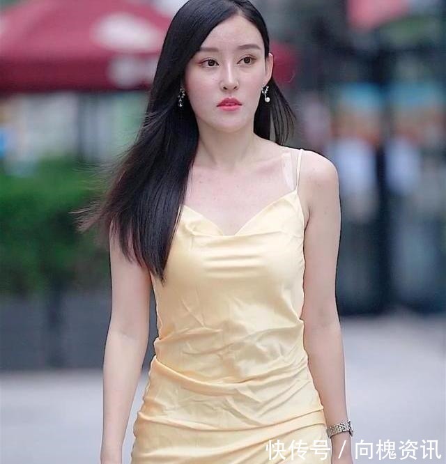 裙子 姐姐穿了一件真丝吊带裙，显示出成熟智慧的魅力！