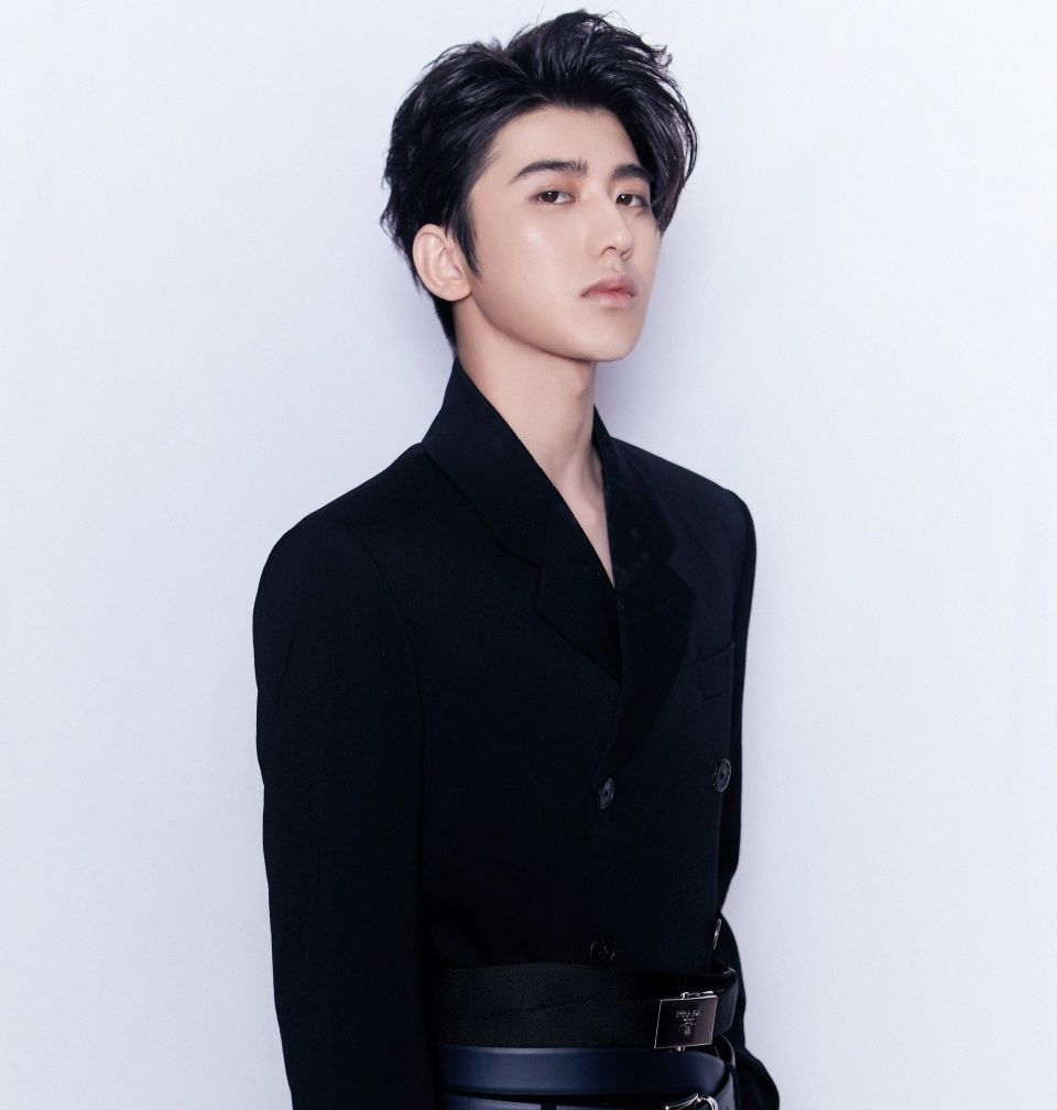 奔跑吧曝神秘嘉宾剪影,蔡徐坤和王一博粉丝争相否认,又是遛粉