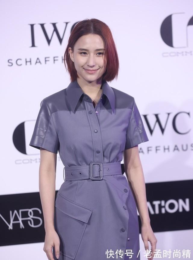 连衣裙|何超莲身上有富贵感,穿灰色连衣裙成熟大方,褪去小女孩的稚嫩