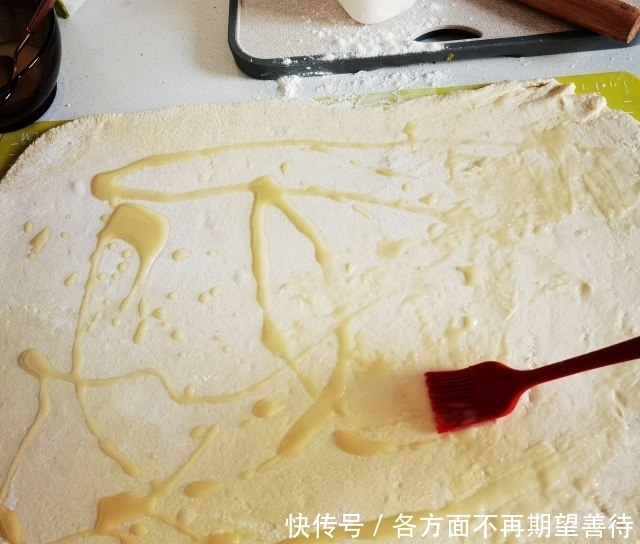 千层杂粮发面饼,外边金黄酥香,里面柔软分层