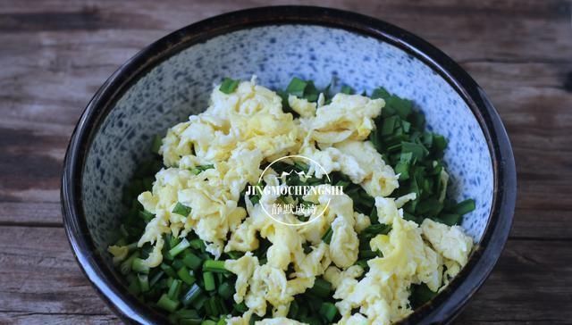 这才是韭菜盒子的传统做法,皮薄馅儿大,好吃易做,难度为零