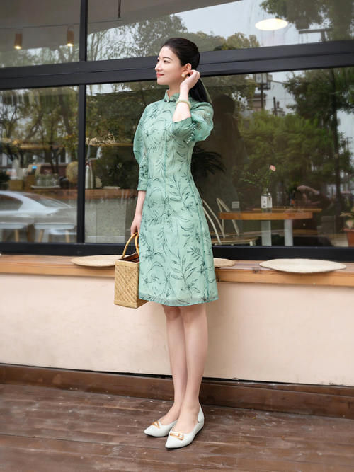 中年 4、50岁的女人,建议不要穿高跟鞋!今年流行这3种平底鞋,特时髦