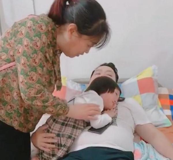 父亲的怀|女儿看到爸爸在输液,抱着爸爸哭得稀里哗啦,网友:贴心小棉袄