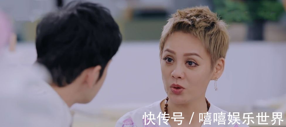 真性情|黄晓明起立敬酒，宁静却坐着，别让真性情成为没礼貌的“保护罩”