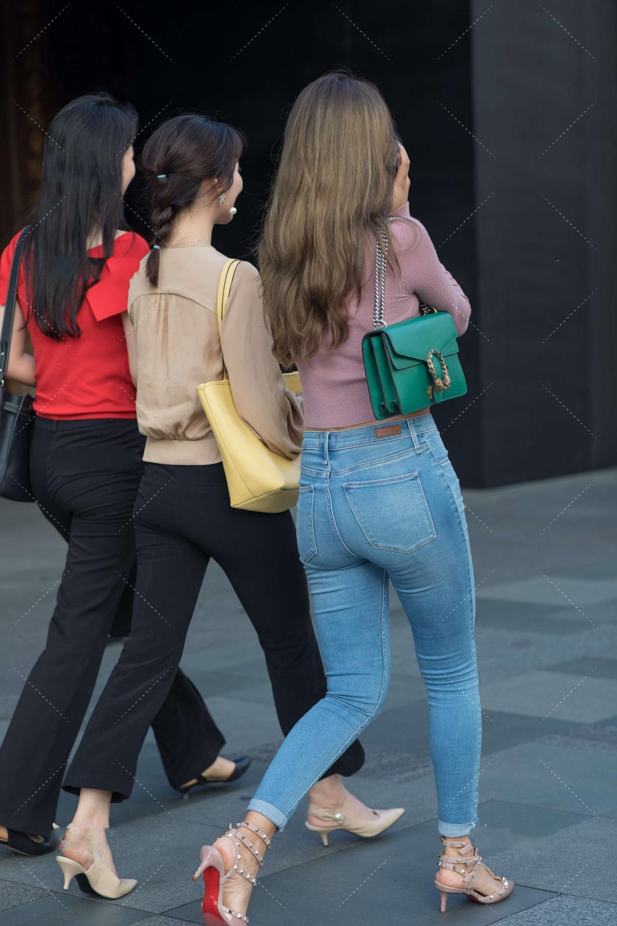 搭配|豆沙色长袖针织开衫, 搭配高腰深蓝牛仔裤, 高级时尚