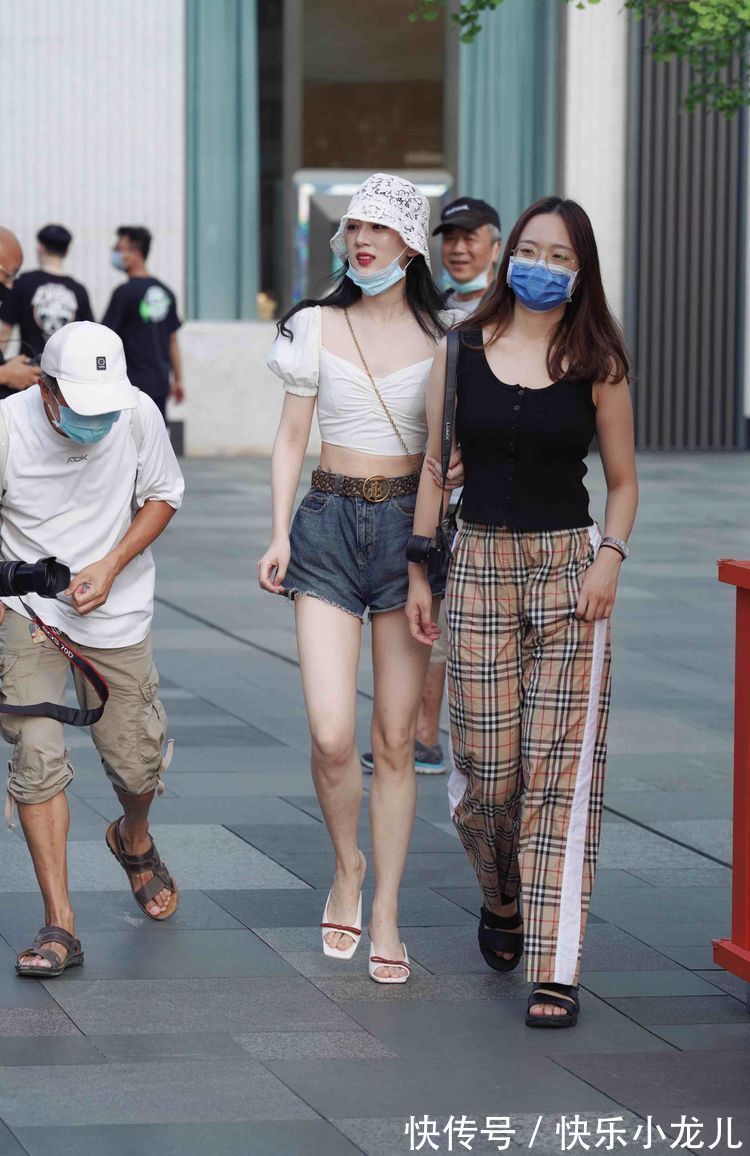 美腿 清新活泼的打底裤装扮不乏气质感,凸显修长美腿,简单装扮