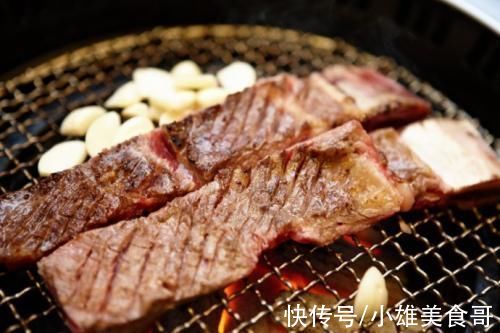 把五花肉放进大米里，太厉害了，老保姆的拿手绝活，比红烧肉还香