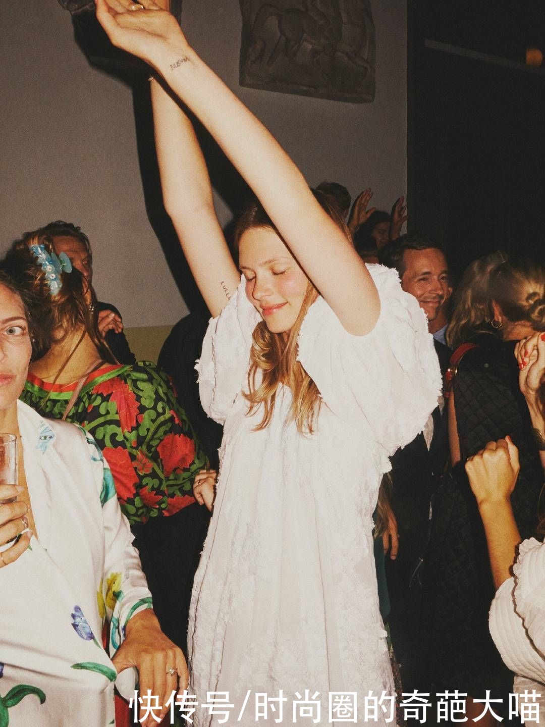 婚礼|繁琐的婚纱不再流行，吊带裙西装造型深受新娘喜爱，简单优雅