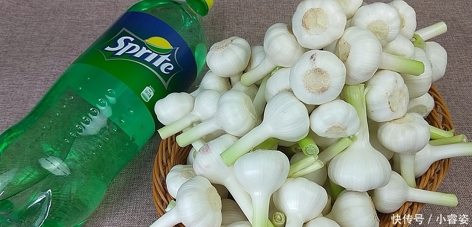 5斤大蒜1瓶雪碧,教你秘制“水晶蒜”做法,美味可口,越吃越上瘾