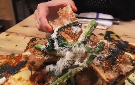 这家|这家餐厅没有一个碗盘,食物直接放桌子上,游客却吃得津津有味