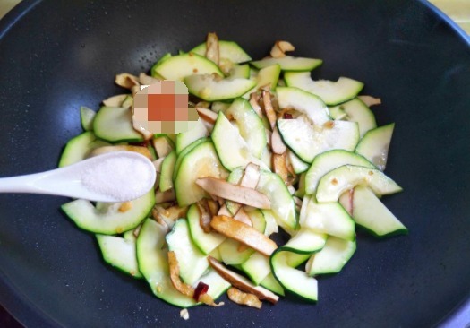 一道素小炒,清新爽口,上桌比肉菜受欢迎