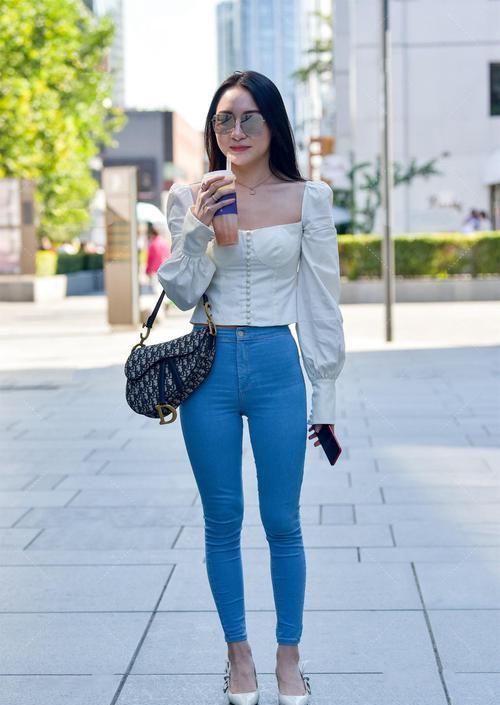 方领上衣搭配浅色牛仔裤，简约清新，甜美又时尚