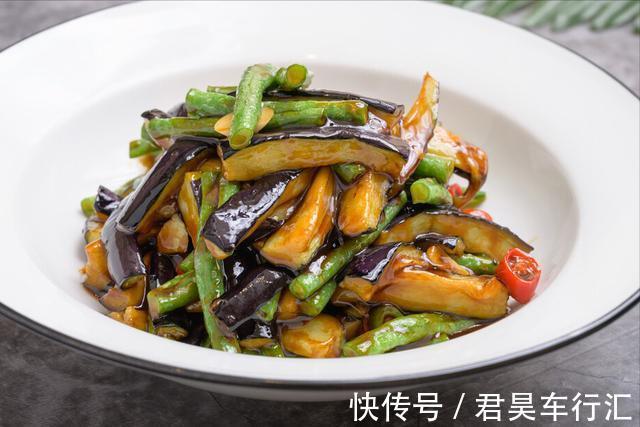 炒茄子,原来不能先放油,厨师长教你2招,茄子不油腻不发黑