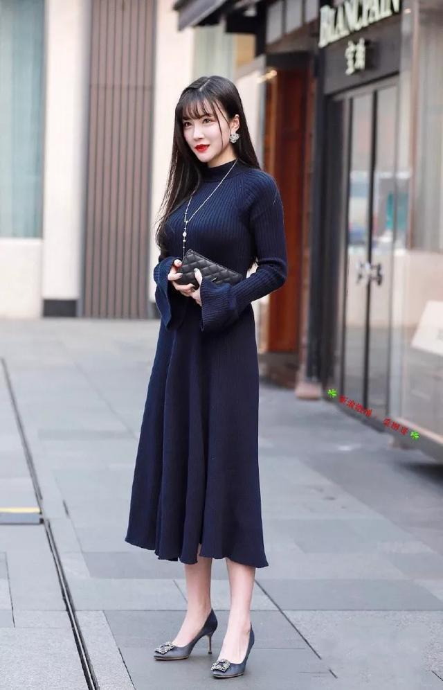 身材|娇小身材的小姐姐，身穿短款装，清爽又自在